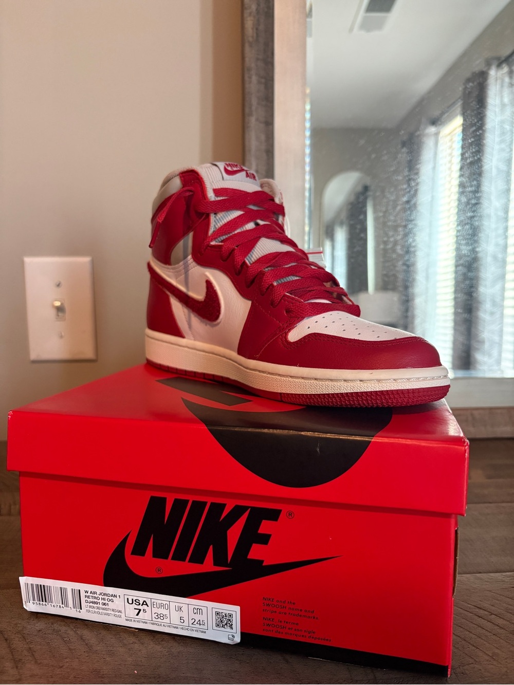 Nike Air Jordan 1 Mid - White and Red